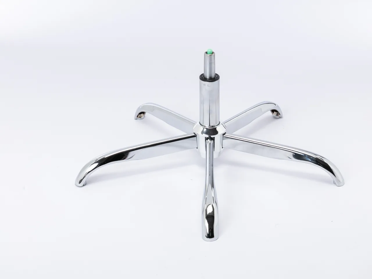Polished chrome cast aluminium five-arm chair leg with a tapered central column bore